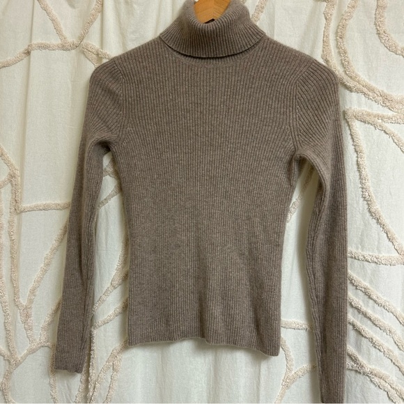 Daniel Bishop 100% Cashmere Ribbed Turtleneck Sweater in Heathered Taupe - Picture 4 of 7